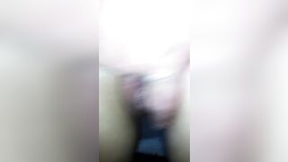 Ditalino moglie con fica pelosa in macchina