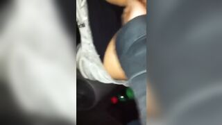 Ditalino moglie con fica pelosa in macchina