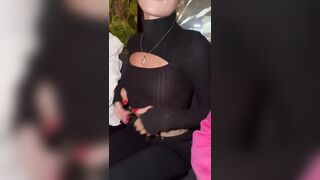 Amiche mostrano le tette e se le succhiano in un locale pubblico