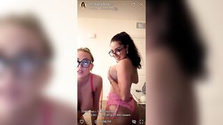 Ragazze tettone lesbicano e si leccano le tette con la panna montata OF