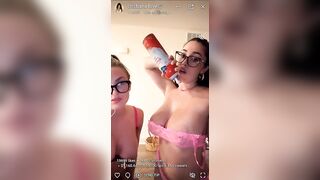 Ragazze tettone lesbicano e si leccano le tette con la panna montata OF