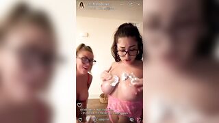 Ragazze tettone lesbicano e si leccano le tette con la panna montata OF