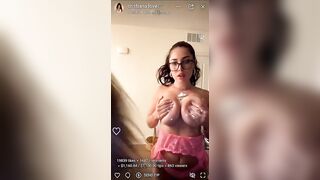 Ragazze tettone lesbicano e si leccano le tette con la panna montata OF