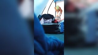 Spio la mia amica che si mette lo slip