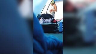 Spio la mia amica che si mette lo slip