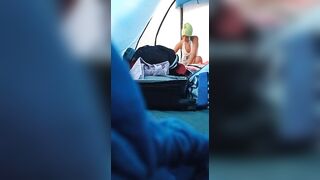 Anteprima del video: Spio la mia amica che si mette lo slip