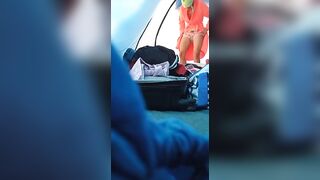 Spio la mia amica che si mette lo slip