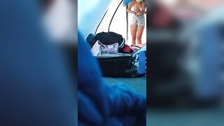 Spio la mia amica che si mette lo slip