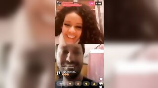 Anteprima del video: AMICI GUARDATE CHE TETTE CHE HA !