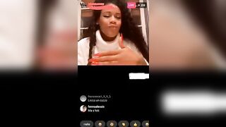 AMICI GUARDATE CHE TETTE CHE HA !