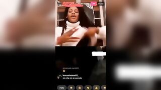 AMICI GUARDATE CHE TETTE CHE HA !