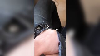 Con la mano dentro i jeans masturbandosi