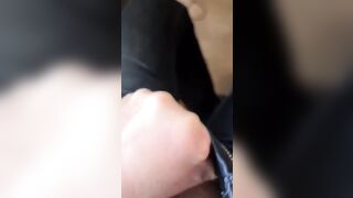 Con la mano dentro i jeans masturbandosi