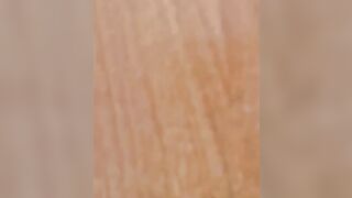 Con la mano dentro i jeans masturbandosi