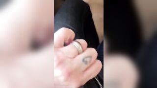 Con la mano dentro i jeans masturbandosi