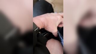 Anteprima del video: Con la mano dentro i jeans masturbandosi