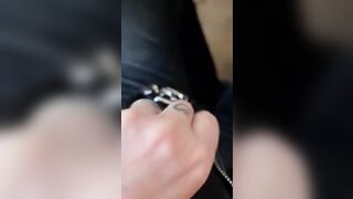 Con la mano dentro i jeans masturbandosi