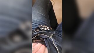 Con la mano dentro i jeans masturbandosi