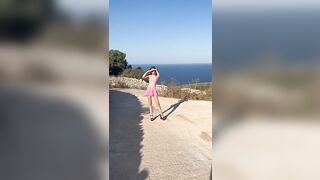 Teen biondina esibizionista outdoor