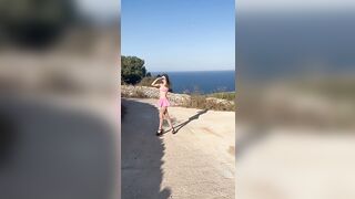 Teen biondina esibizionista outdoor