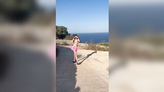 Teen biondina esibizionista outdoor