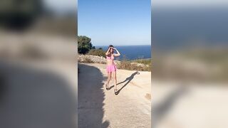 Teen biondina esibizionista outdoor