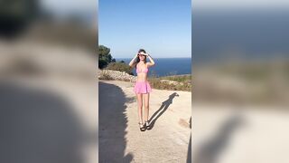 Teen biondina esibizionista outdoor