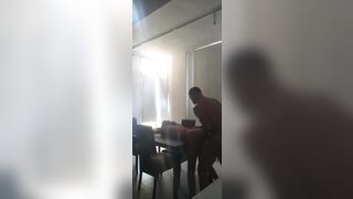 Montata a pecorina sulla tavola gode come una maiala