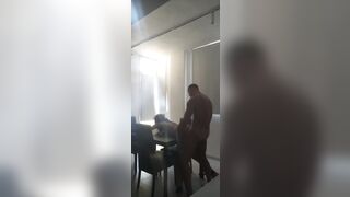 Montata a pecorina sulla tavola gode come una maiala