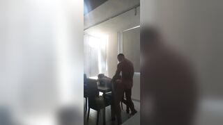 Anteprima del video: Montata a pecorina sulla tavola gode come una maiala