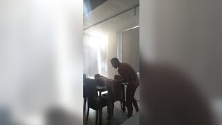 Montata a pecorina sulla tavola gode come una maiala