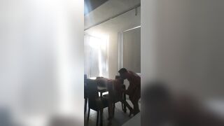 Montata a pecorina sulla tavola gode come una maiala