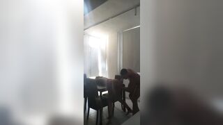 Montata a pecorina sulla tavola gode come una maiala