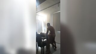 Montata a pecorina sulla tavola gode come una maiala