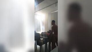 Montata a pecorina sulla tavola gode come una maiala