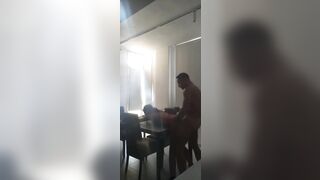 Montata a pecorina sulla tavola gode come una maiala