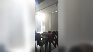 Montata a pecorina sulla tavola gode come una maiala