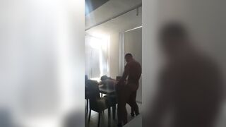 Montata a pecorina sulla tavola gode come una maiala