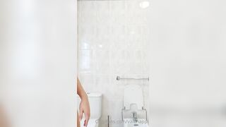 Valentina Nappi si incula con un gosso dildo