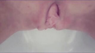 Moglie italiana piscia e lo prende in culo