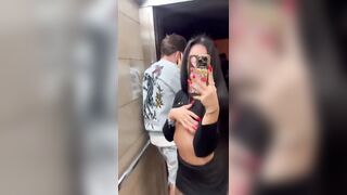 FIdanzata troia esce le tette in luogo pubblico