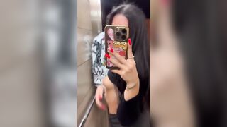 FIdanzata troia esce le tette in luogo pubblico