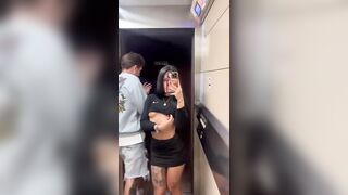 FIdanzata troia esce le tette in luogo pubblico