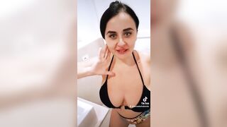 Fa ballare le tettone su Tiktok