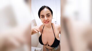 Fa ballare le tettone su Tiktok