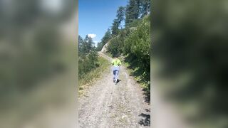 Luiza esce le tette durante una camminata