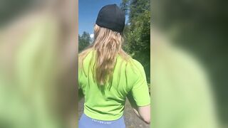 Luiza esce le tette durante una camminata