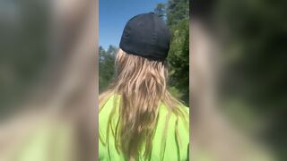 Luiza esce le tette durante una camminata