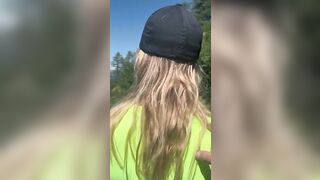 Luiza esce le tette durante una camminata