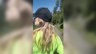 Luiza esce le tette durante una camminata